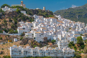 Stylish 3 bed house 2 bathrooms, with patio, roof terrace and communal pool 5 minutes away from the beautiful Spanish white village of Casares Pueblo and only 20 mins from the sea, Casares